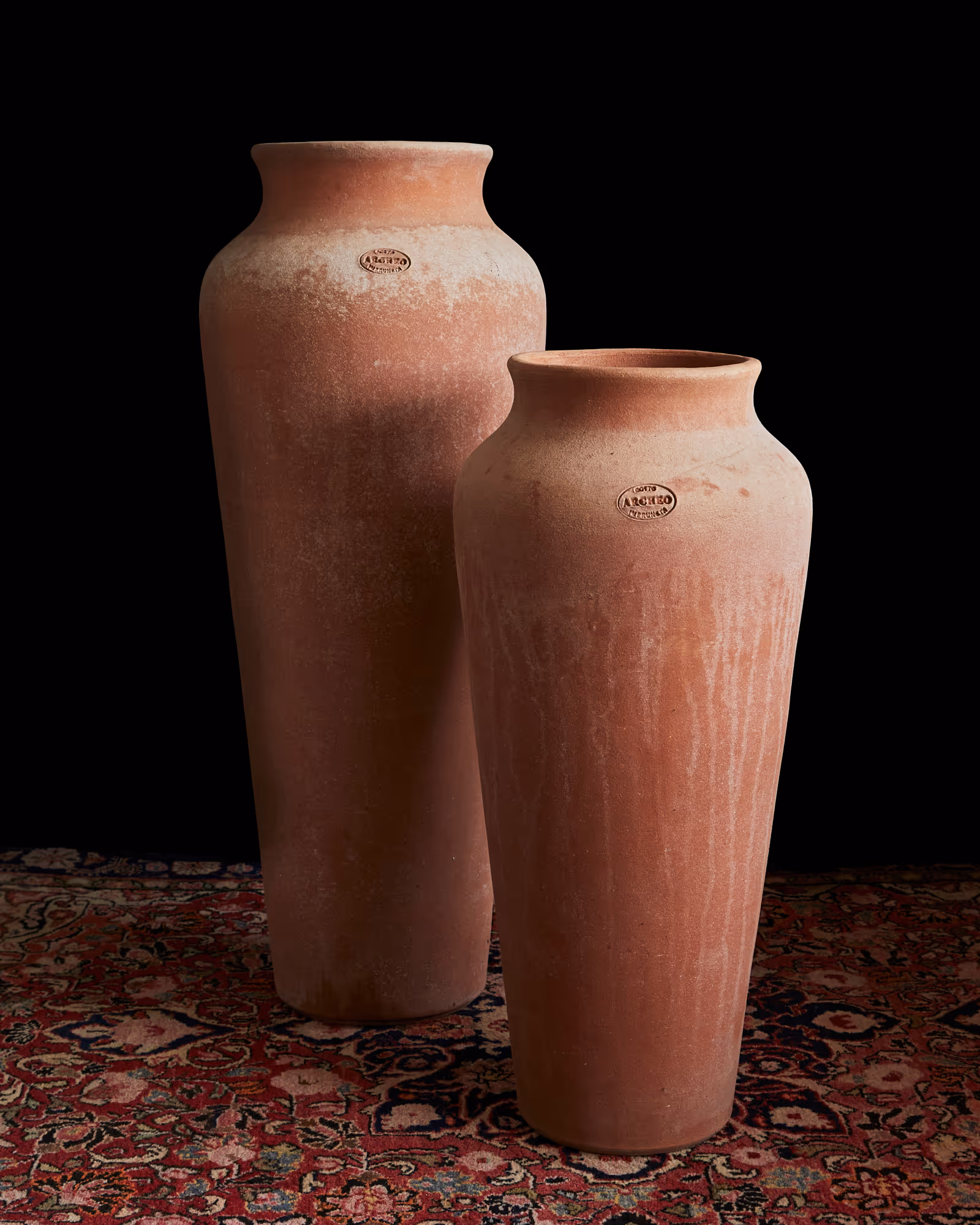 Defined by its sweeping, elongated silhouette, the Anfora Collo Corto balances timeless vertical grace with the strength of Impruneta clay.