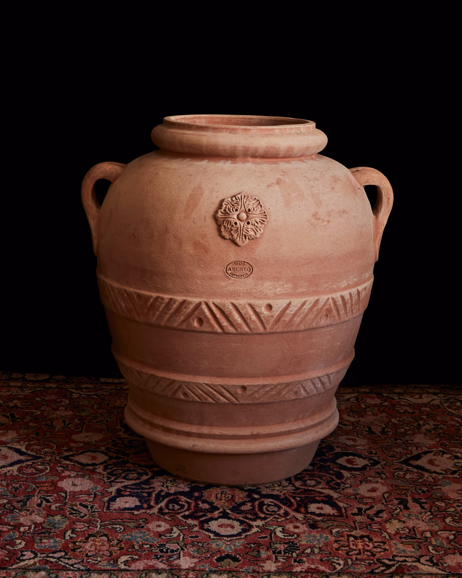 Defined by its hand-carved double bands, the Orcio Toscano Fascia Doppia balances an aristocratic, formal presence with historic Tuscan design.