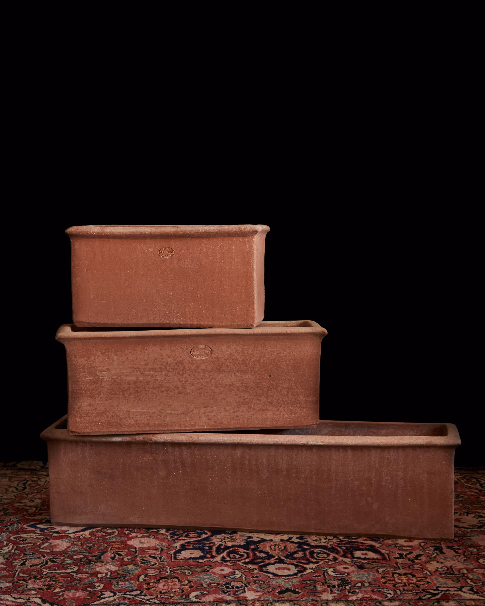 Defined by its ultra-narrow profile, the Fioriera Davanzale balances strict structural discipline with the strength of Impruneta clay.