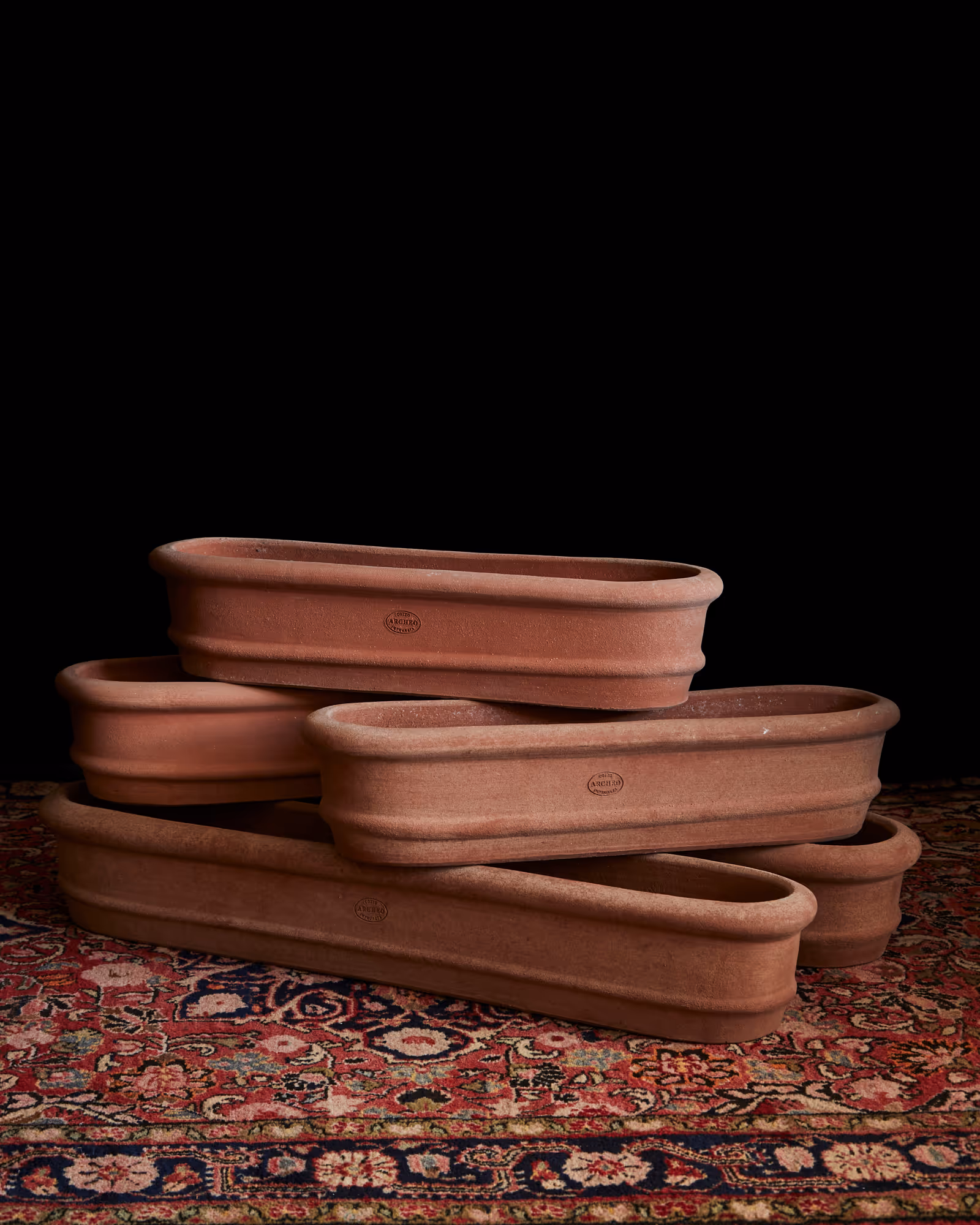 Defined by a remarkably low profile and distinct banding, the Fioriera Orlata Ovale balances formal restraint with the strength of Impruneta clay.