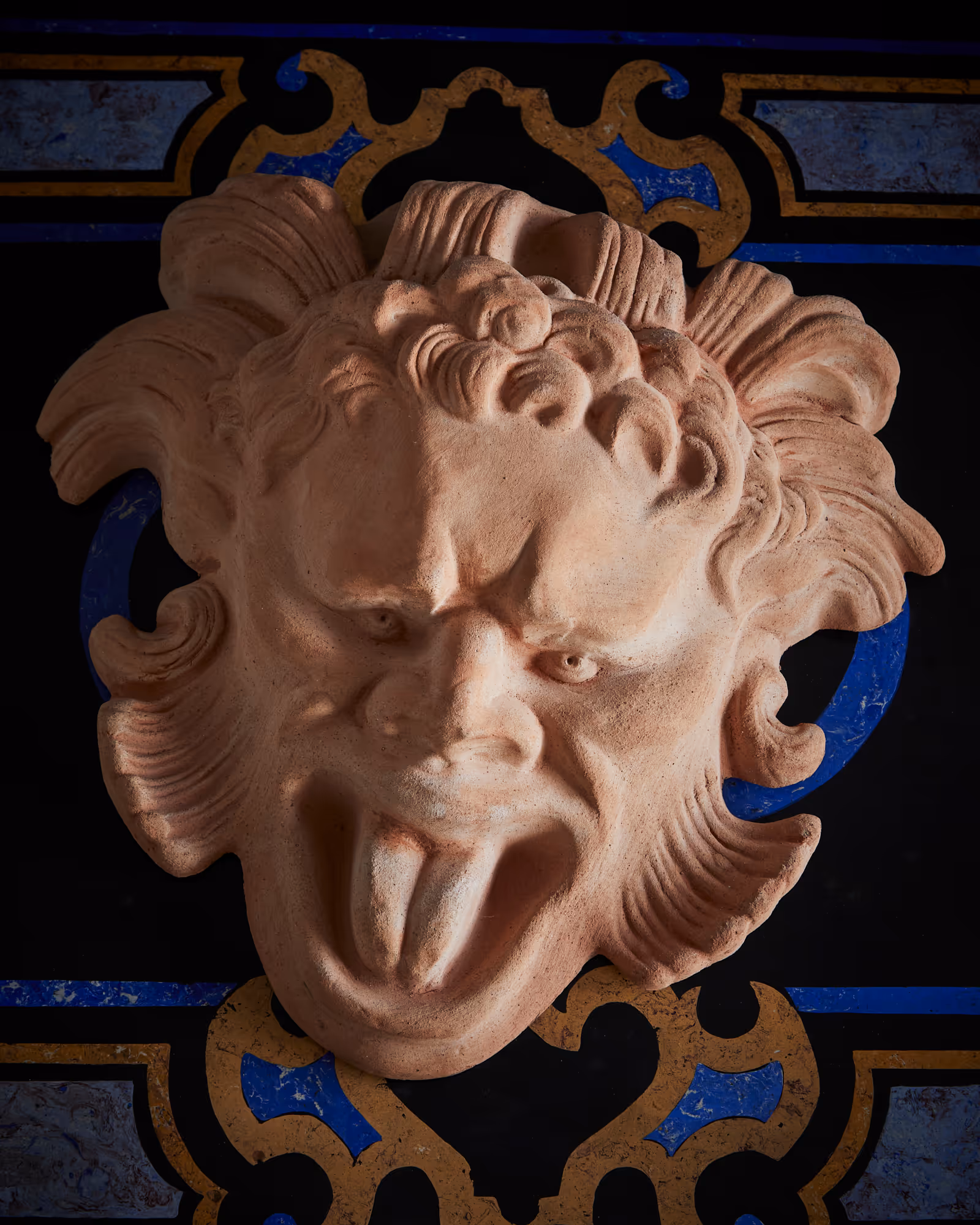 Defined by its theatrical high-relief expression, the Satiro plaque balances untamed mythological heritage with the strength of Impruneta clay.