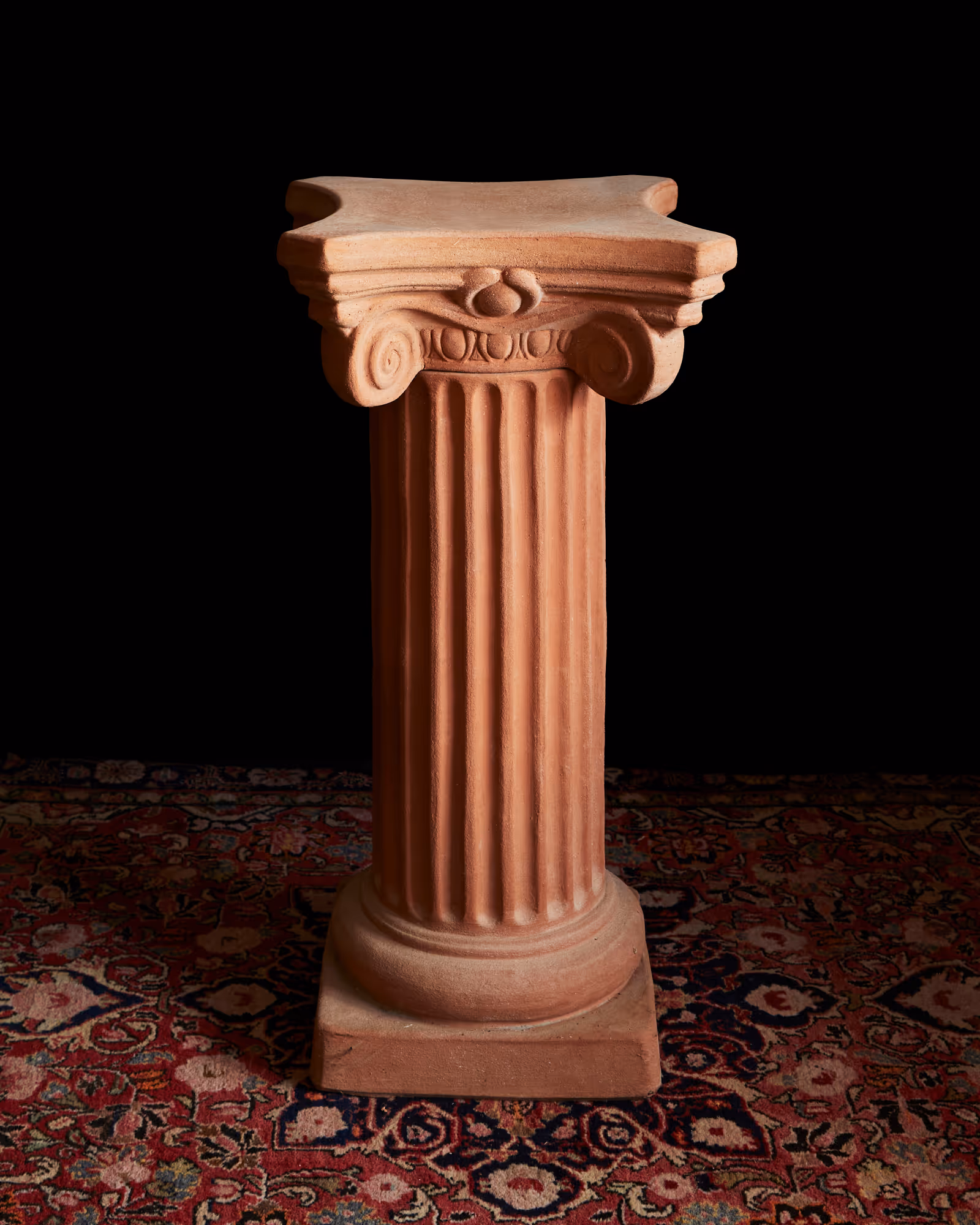 Defined by a classic fluted column and Corinthian capital, the Base Scannellata balances architectural elevation with the strength of Impruneta clay.