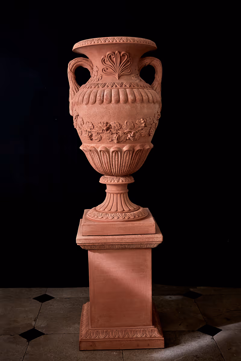 Portraying a monumental classical coppa, the Coppa di Medicea balances aristocratic Florentine grandeur with the strength of Impruneta clay.