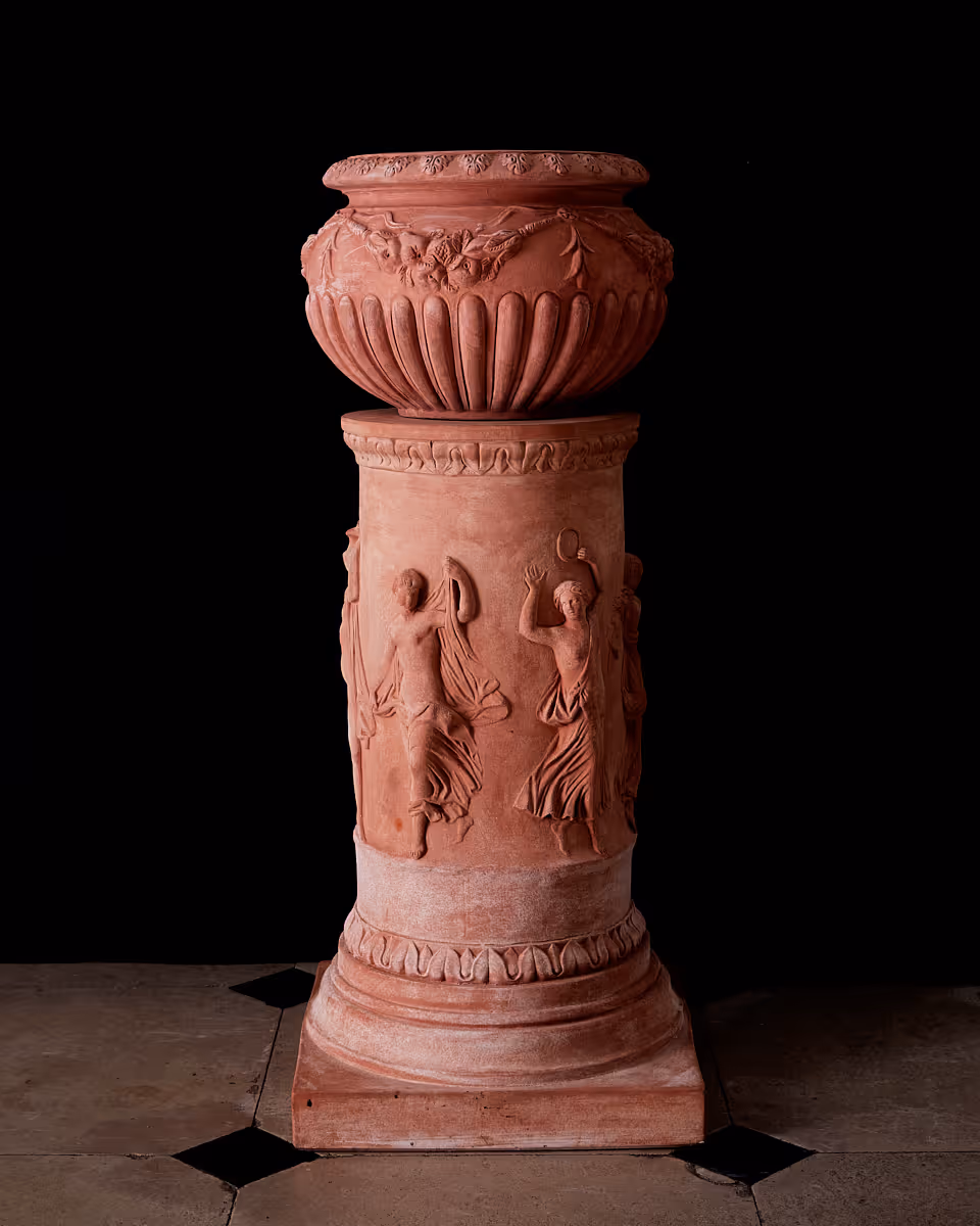 Portraying a classic ornamental cachepot, the Cachepot Decorativi balances rich Florentine botanical detailing with the strength of Impruneta clay.
