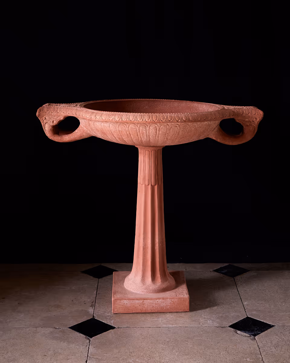 Portraying a classical architectural tazza, the Fontana Antica balances elegant Florentine geometry with the strength of Impruneta clay.