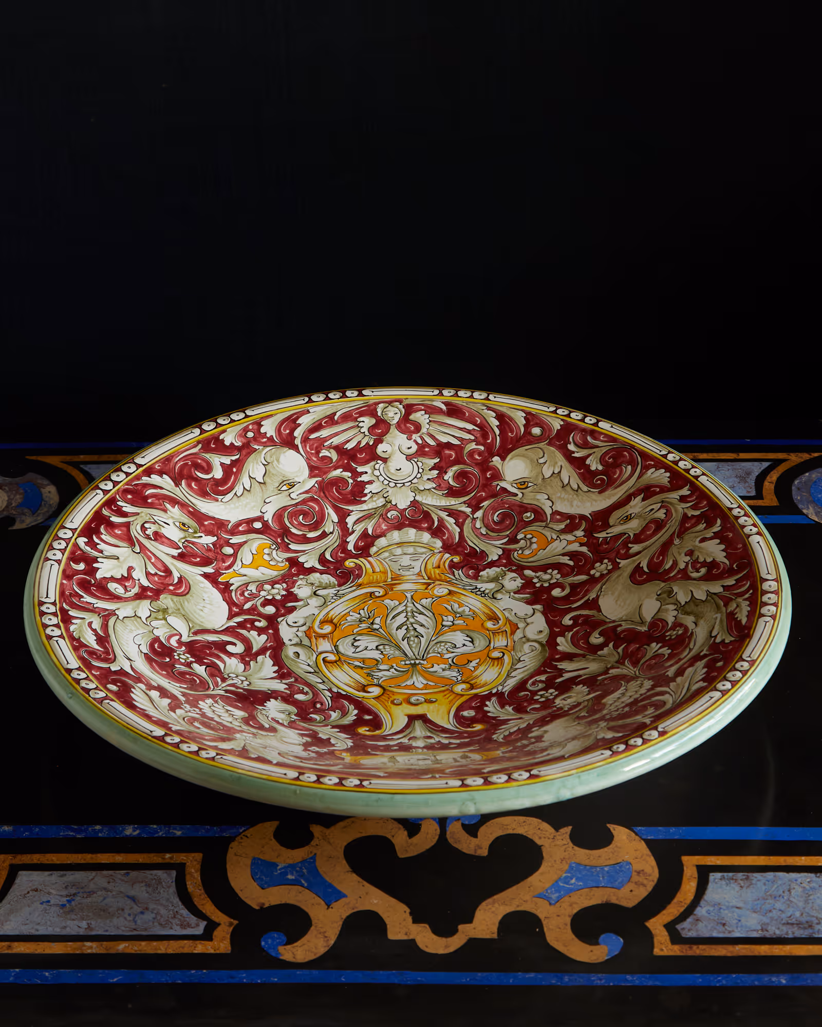 A large Montelupo display plate featuring intricate grotesque motifs; an ornate piece designed strictly to project Renaissance wealth and power.