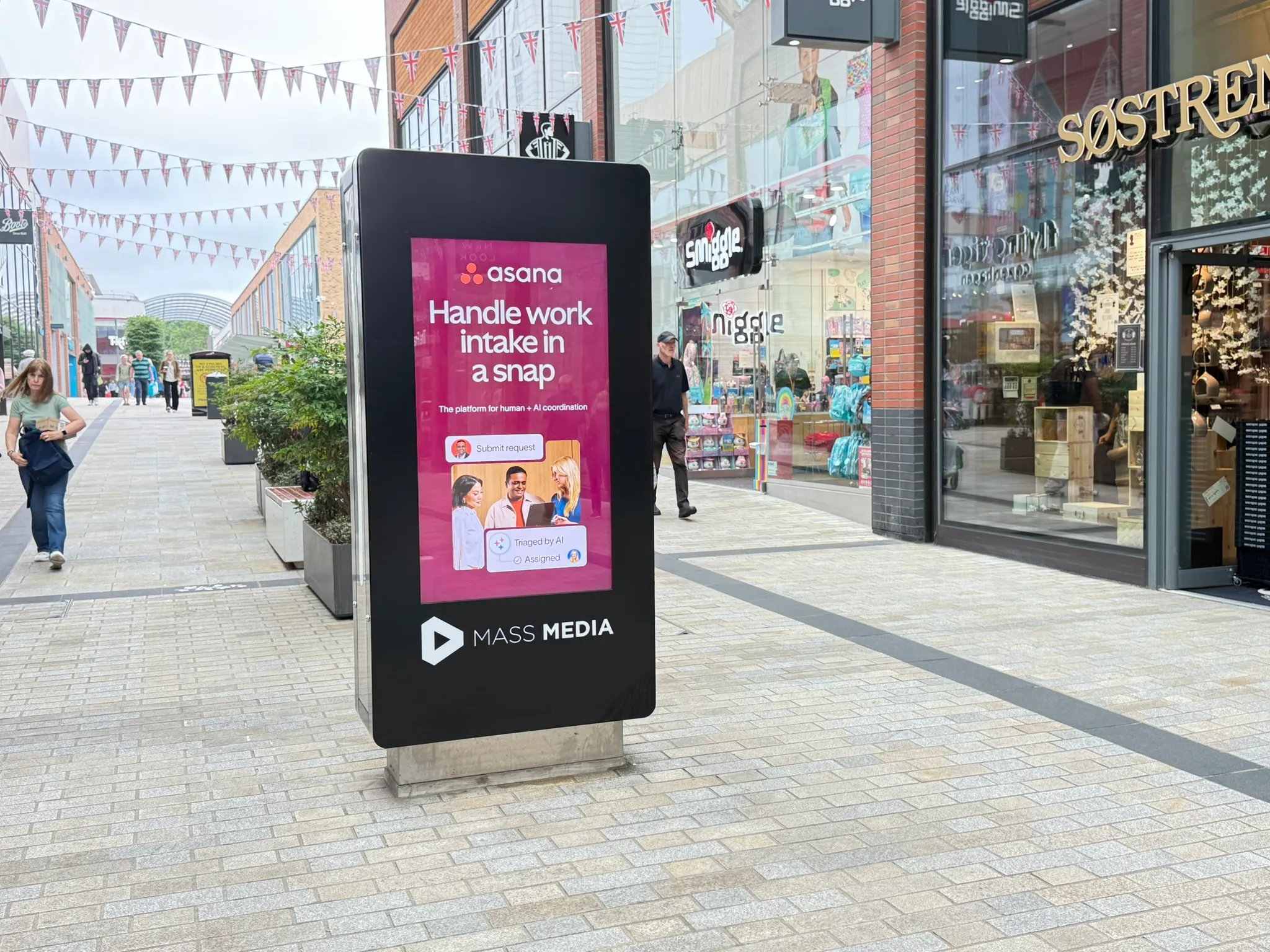 Digital screen campaign in a busy retail destination, representing DOOHable's industry experience