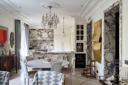 Interior reformado con salón y cocina contemporánea