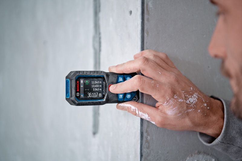 Profesional usando un medidor láser Bosch GLM 50-27 en obra