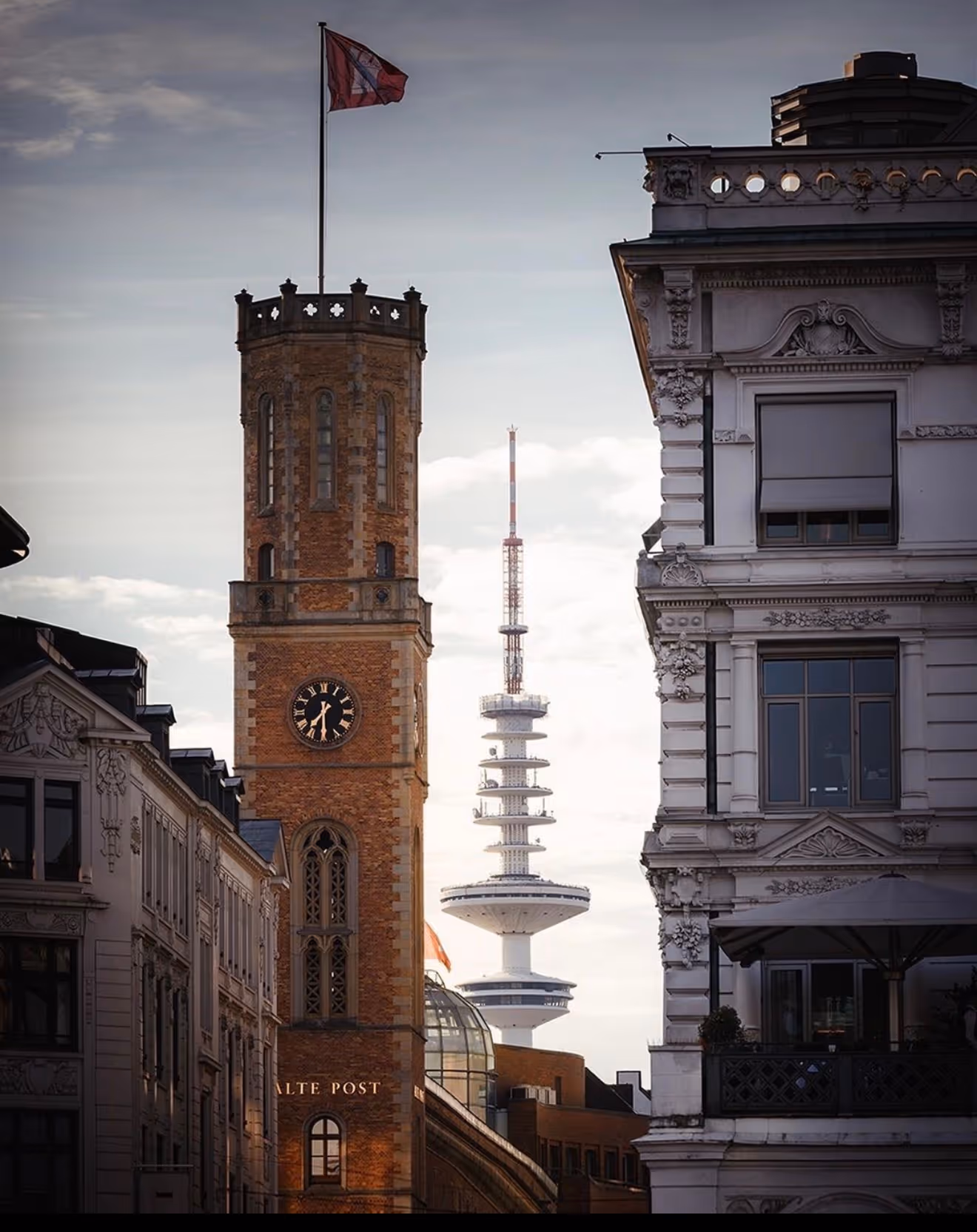 Hamburger Stadtbild mit Altbauten und Fernsehturm für lokale Immobilienexpertise in Hamburg