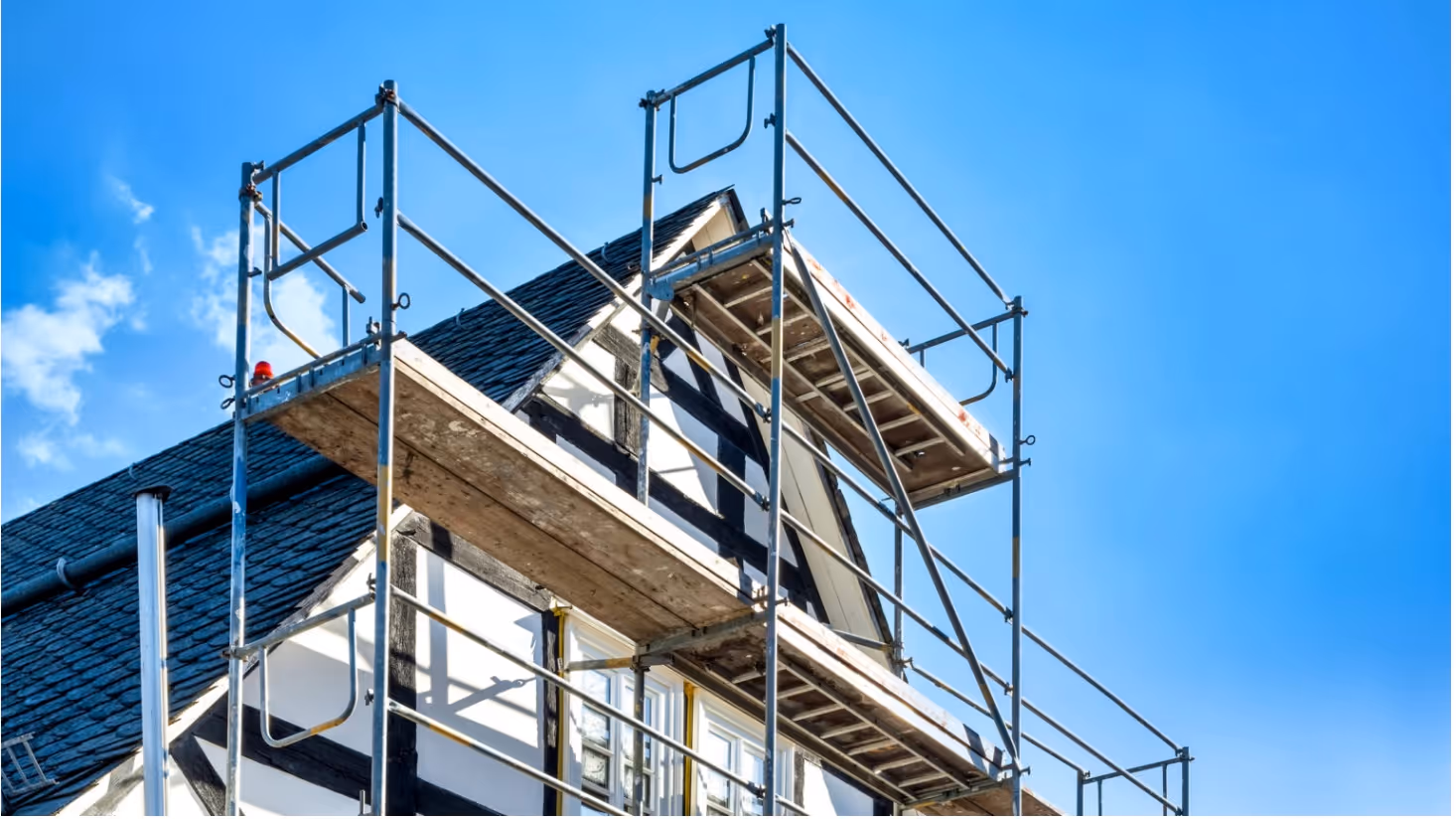 Sanierung eines Hauses in Hamburg mit Gerüst zur Modernisierung und Werterhalt von Immobilien