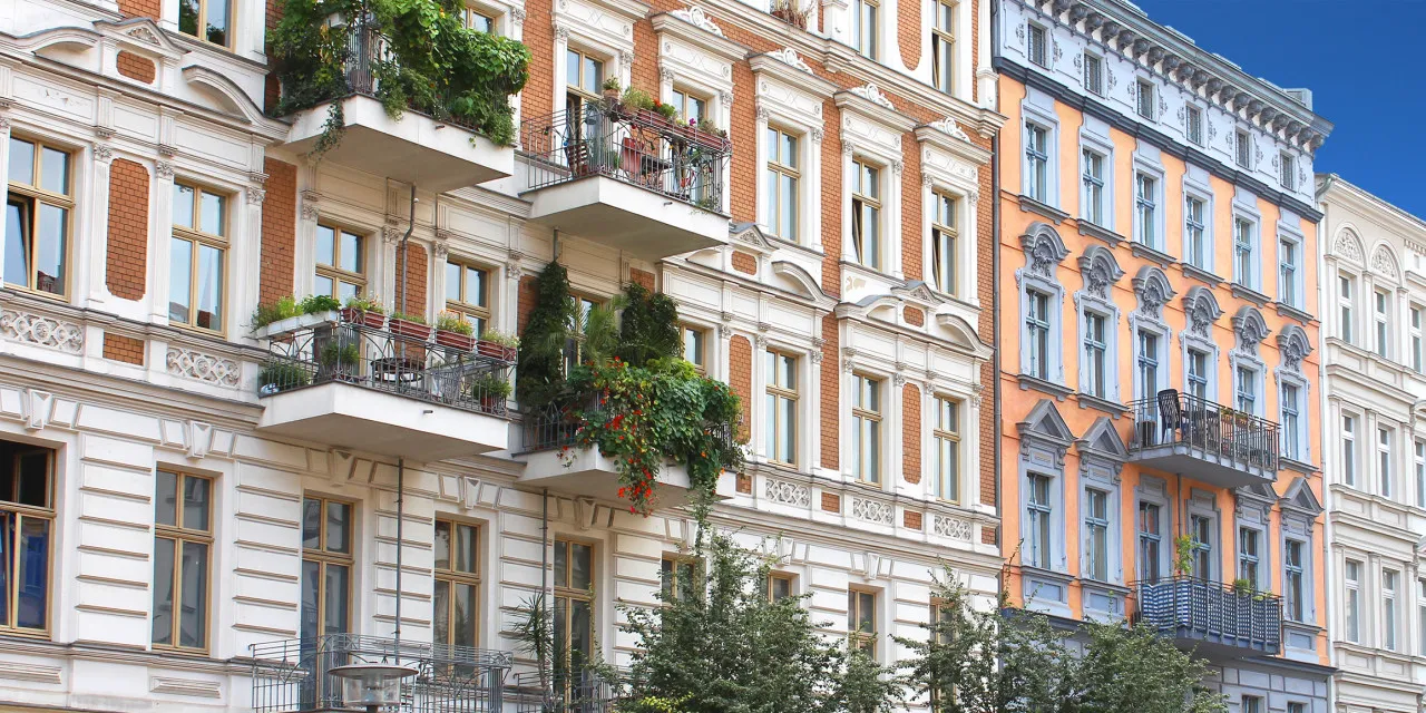 Sanierter Altbau in Hamburg mit Balkonen für Hausverwaltung und rechtssichere Mietverwaltung
