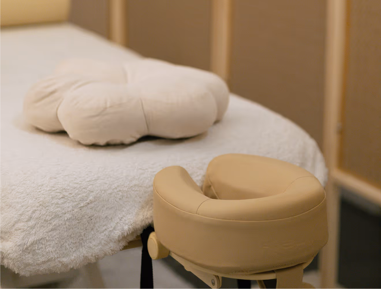 Масажний стіл з м’якою подушкою та підголівником для обличчя