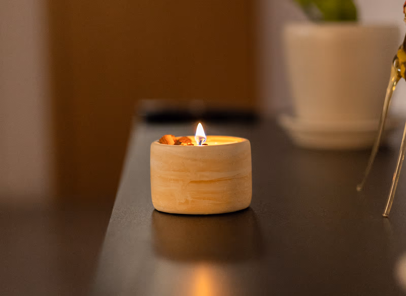 свічка стоїть на столі