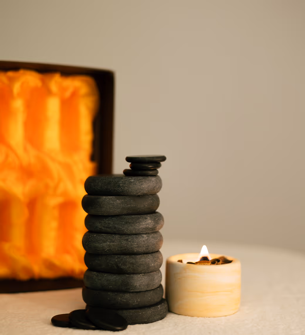 Гарячі масажні камені та свічка для спа процедур