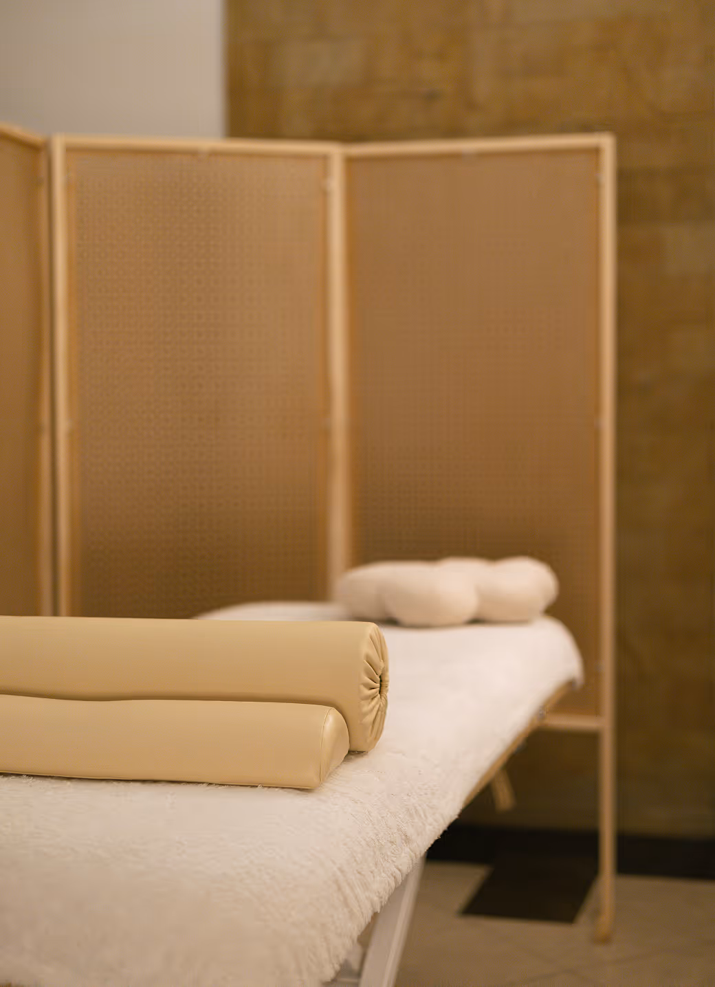 Масажний стіл з рушниками у процедурному кабінеті