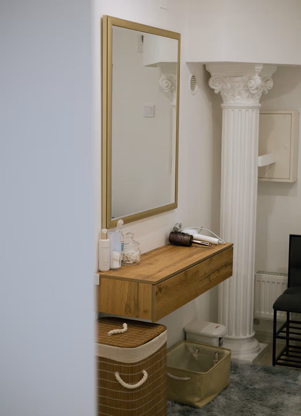 Інтер’єр масажного кабінету з дзеркалом та тумбою