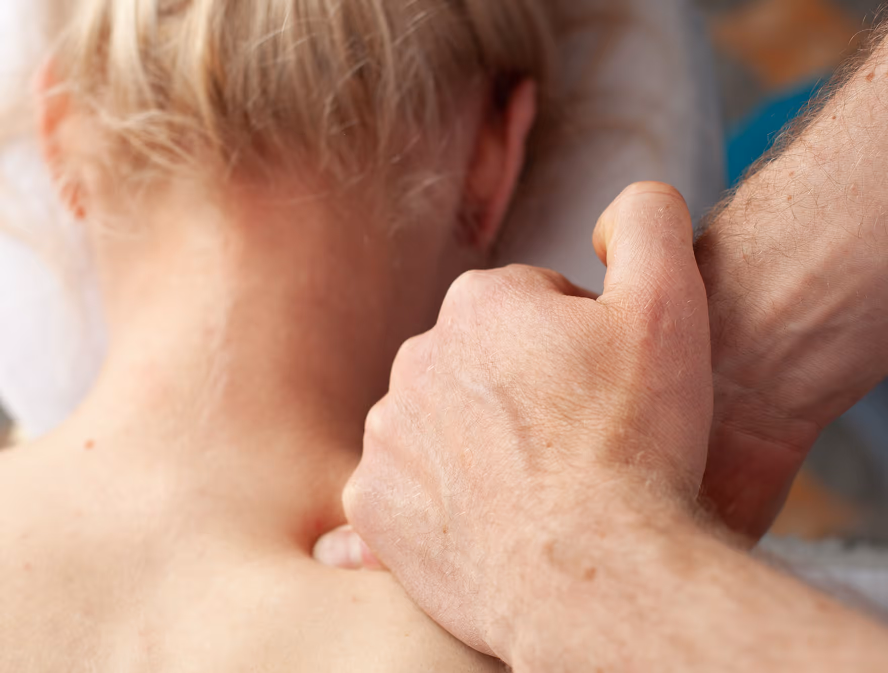 Чоловік робить масаж спини дівчині