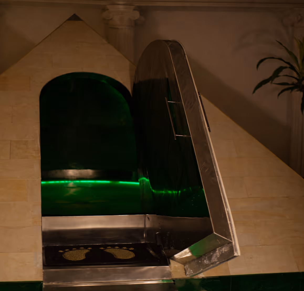 Дівчина робтить масаж ноги