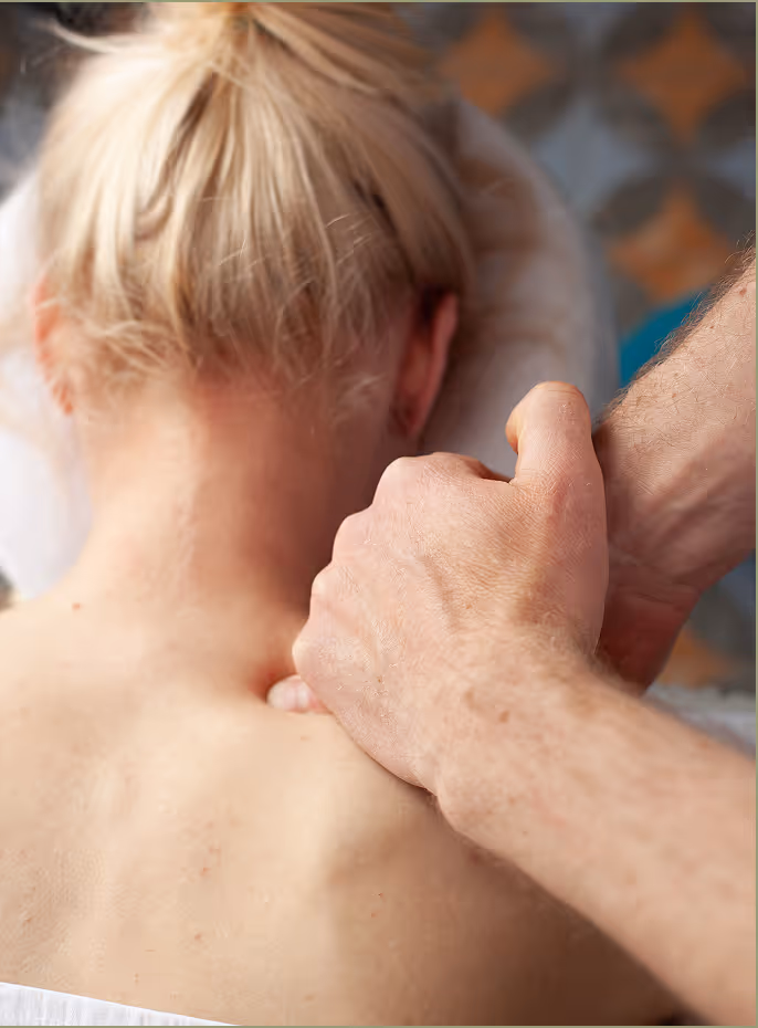 Чоловік робить масаж спини дівчині