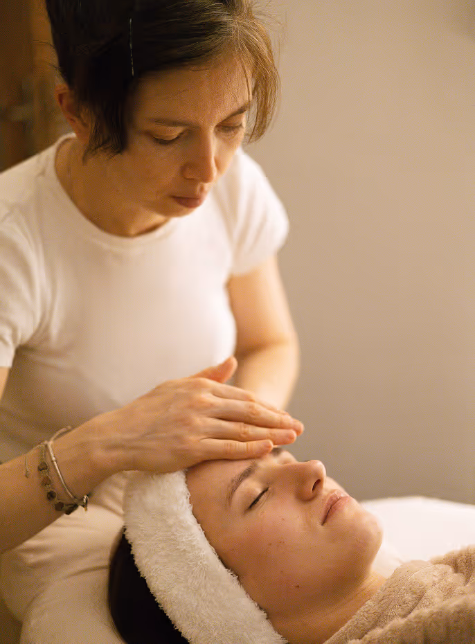 Розслаблювальний масаж обличчя у салоні