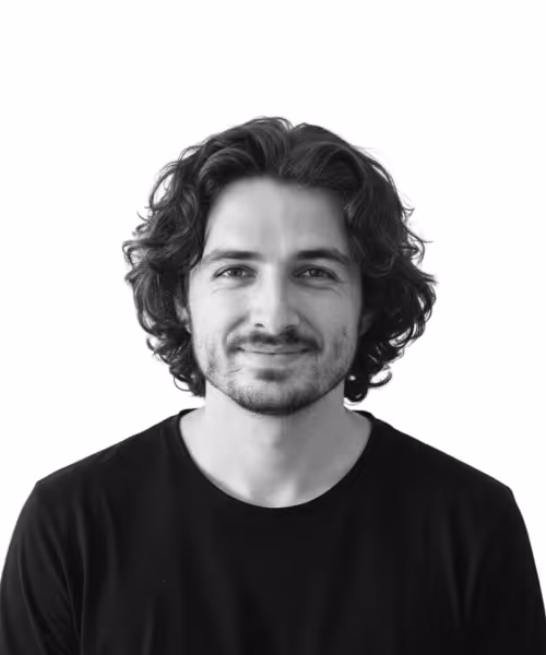 Chat conversation between Emilie requesting urgent update from Romain, who replies confirming Achille is available and will connect them, with a sidebar showing contacts and their availability status.