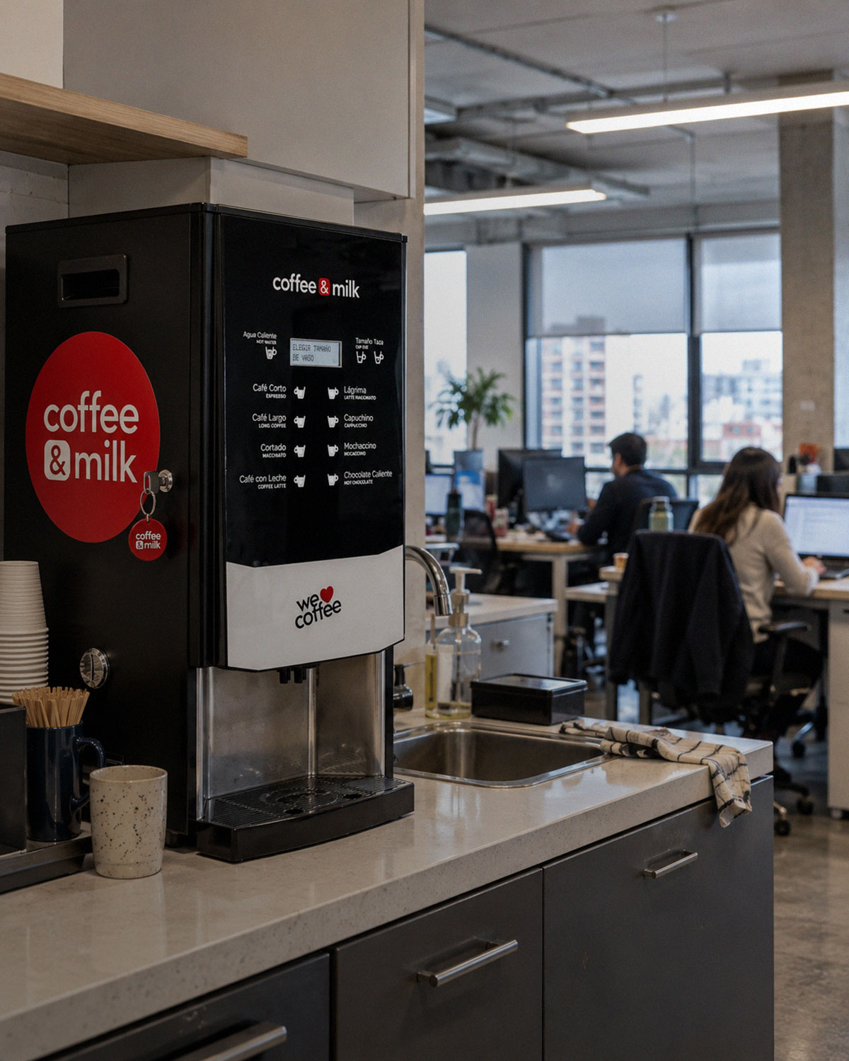 Expendedora de café Adriático de Coffee & Milk en el comedor de una oficina