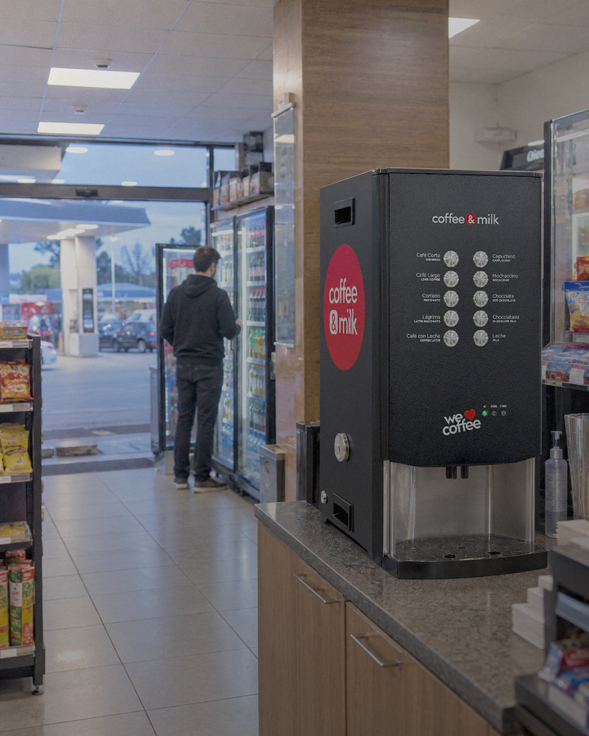 Expendedora de café Báltico de Coffee & Milk en un minimercado de estación de servicio