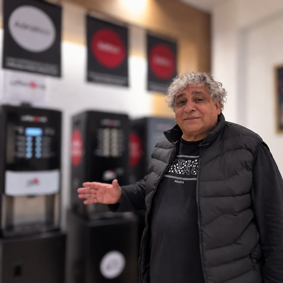 Mario Abeldaño, de Churro de la Costa, junto a las máquinas de Coffee & Milk