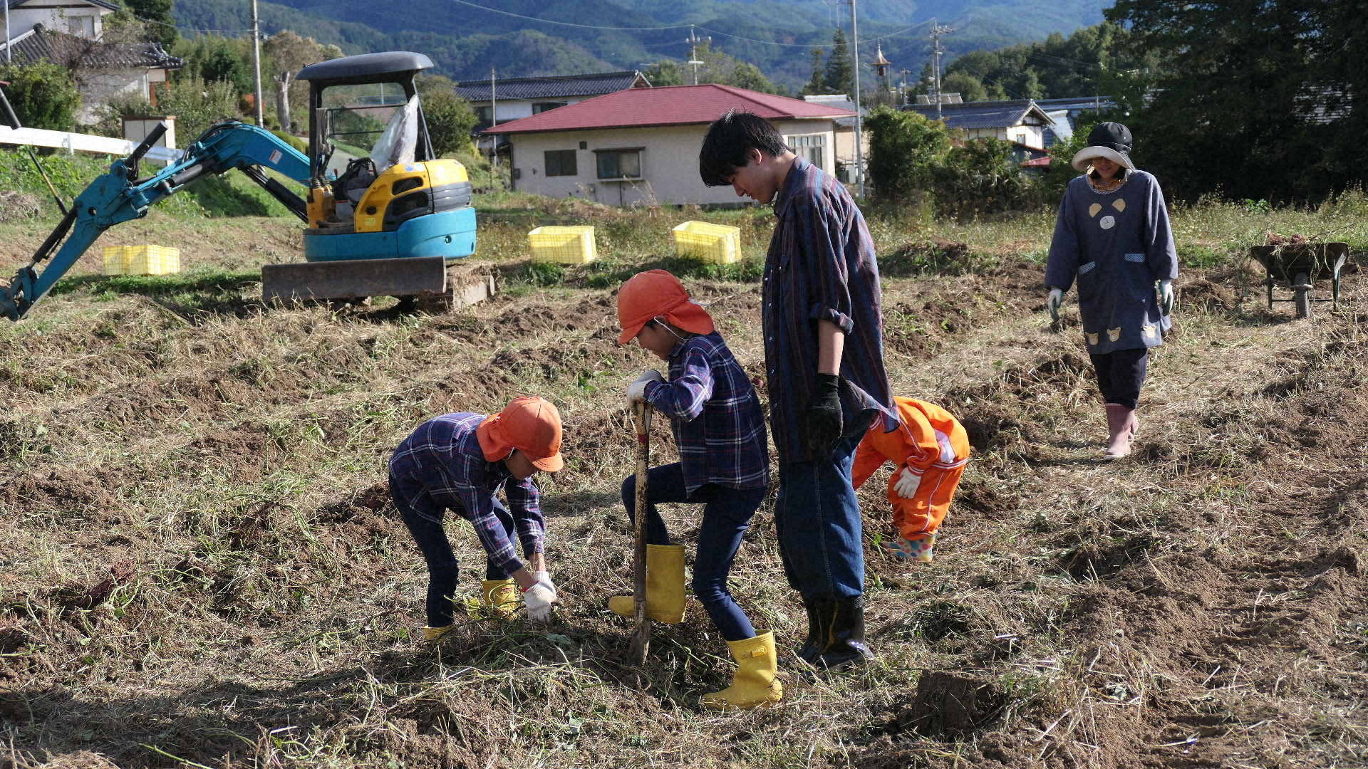 地域の子どもたちが収穫を手伝った