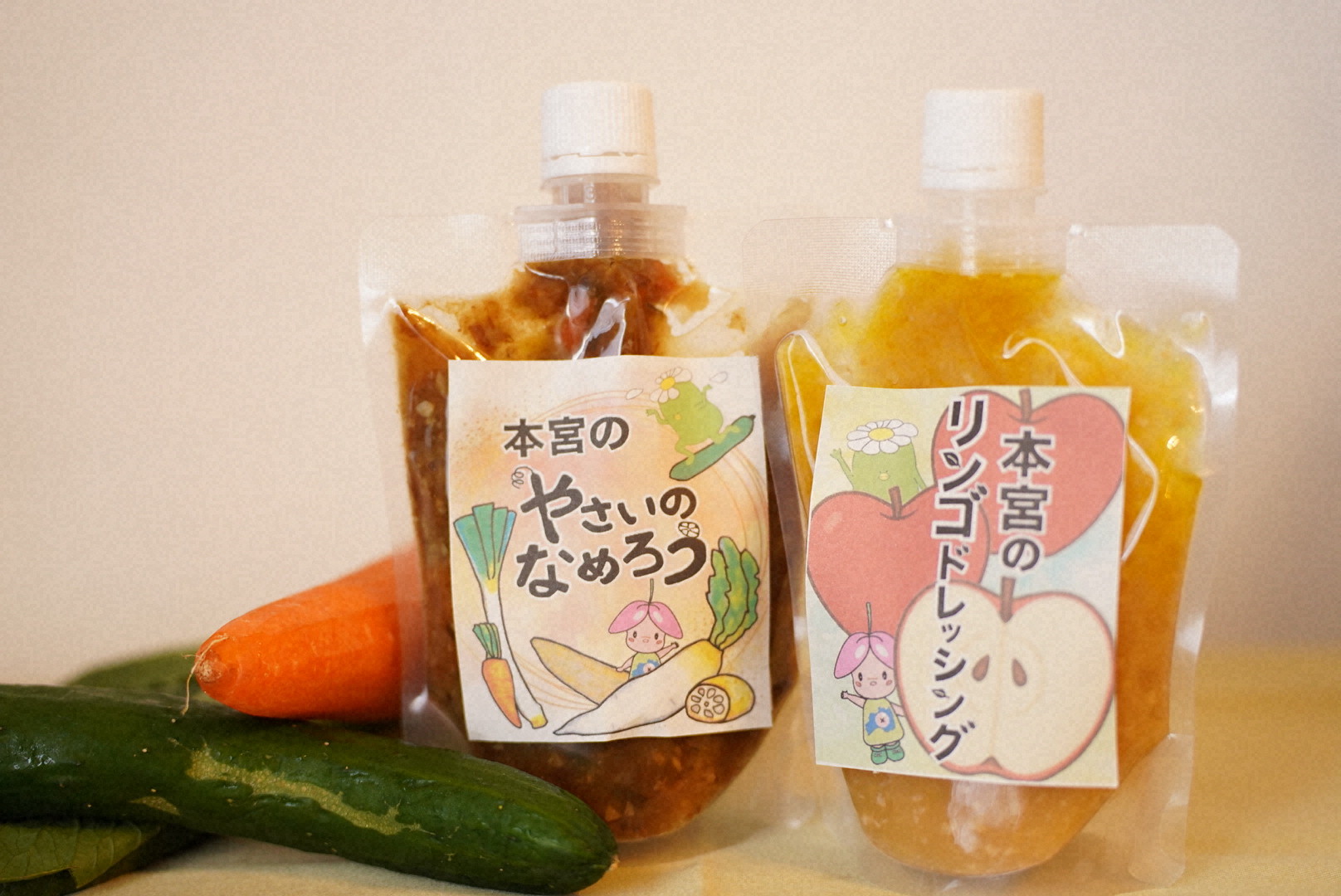 開発した「やさいのなめろう」（左）と「リンゴドレッシング」