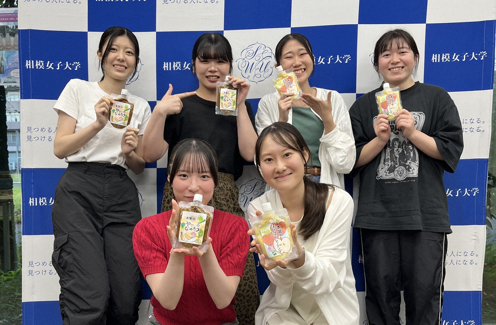 開発した商品を紹介する学生