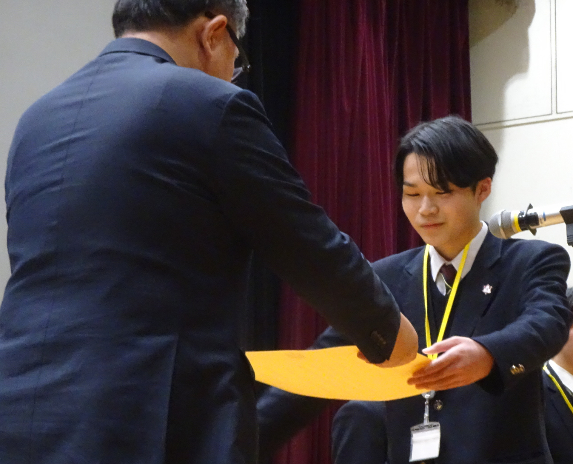 表彰状を受け取る小田さん