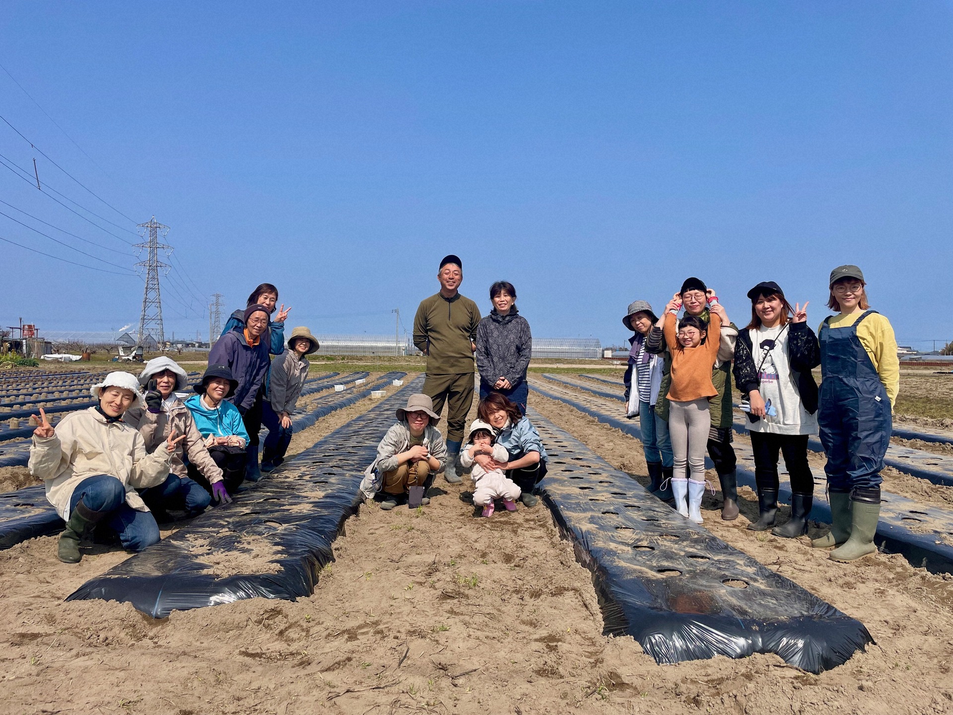 関根さん夫妻（中央後列）、大室さん（中央前列左）、本田さん（左端）
