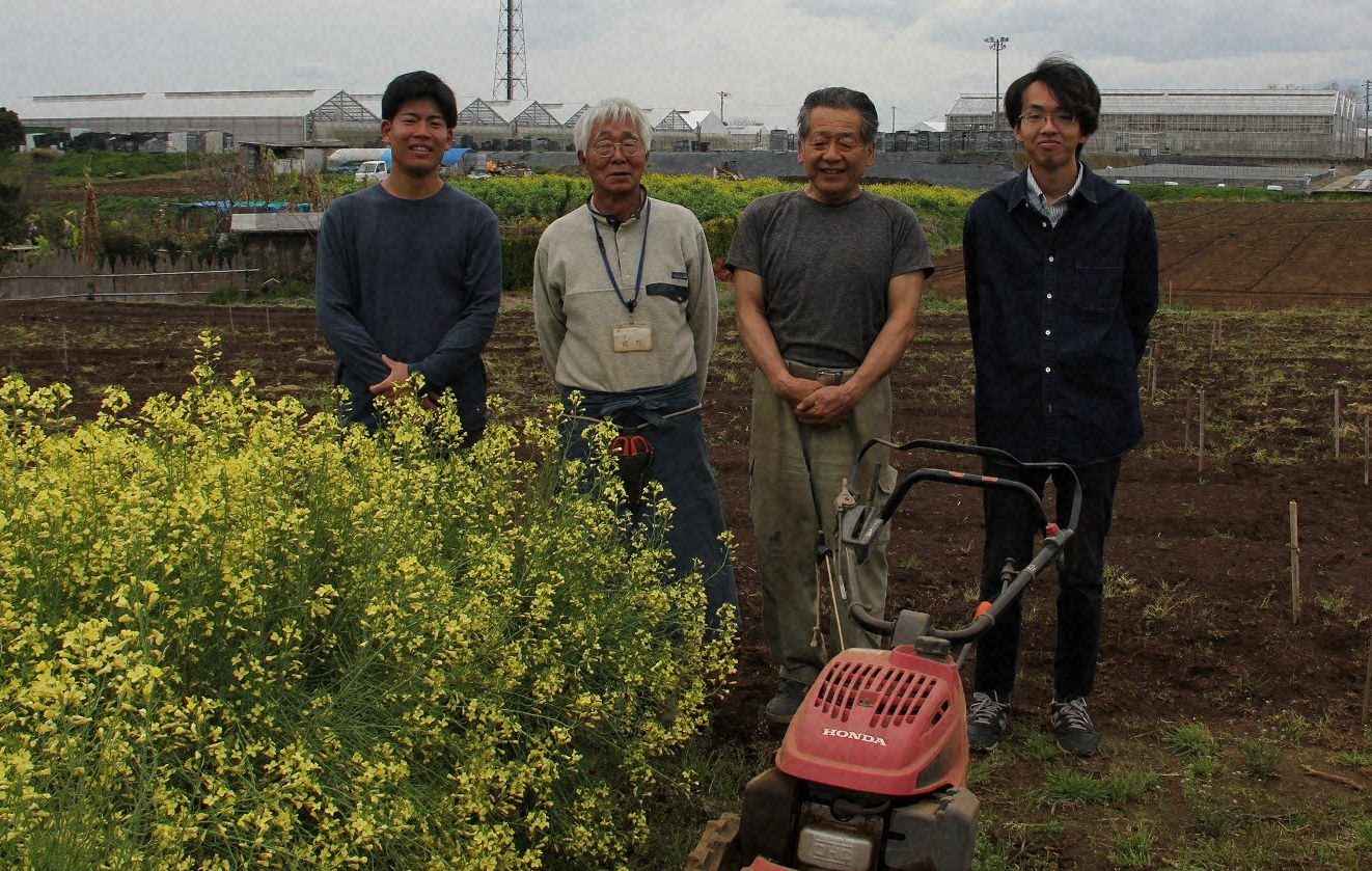 右から菅田圭佑さん（慶応ＳＦＣ卒業生）、永田さん（永田農園）、武笠さん（永田農園）、佐藤峻平さん（慶応ＳＦＣ）