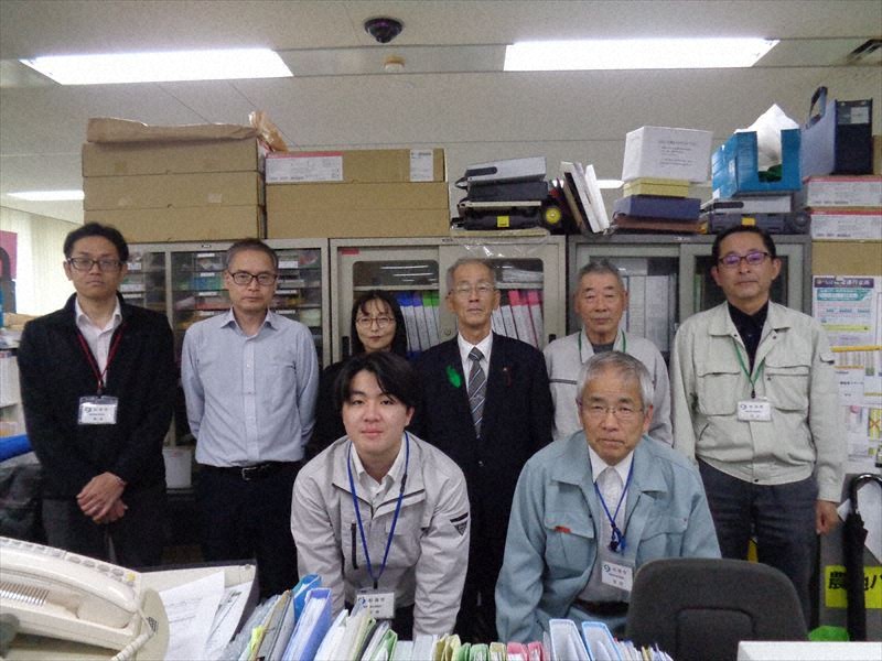 市農業委員会活動を支える会長と事務局。後列右から３人目が佐々木会長