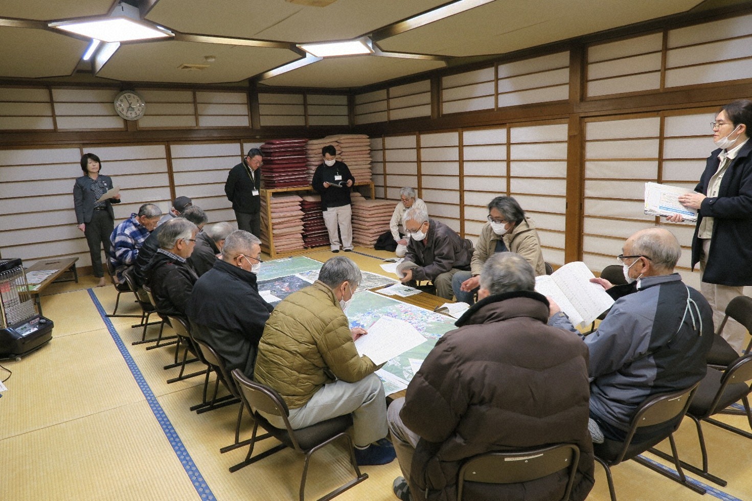 上郷地区の検討会。現在の目標地図を広げ、話しやすいように工夫