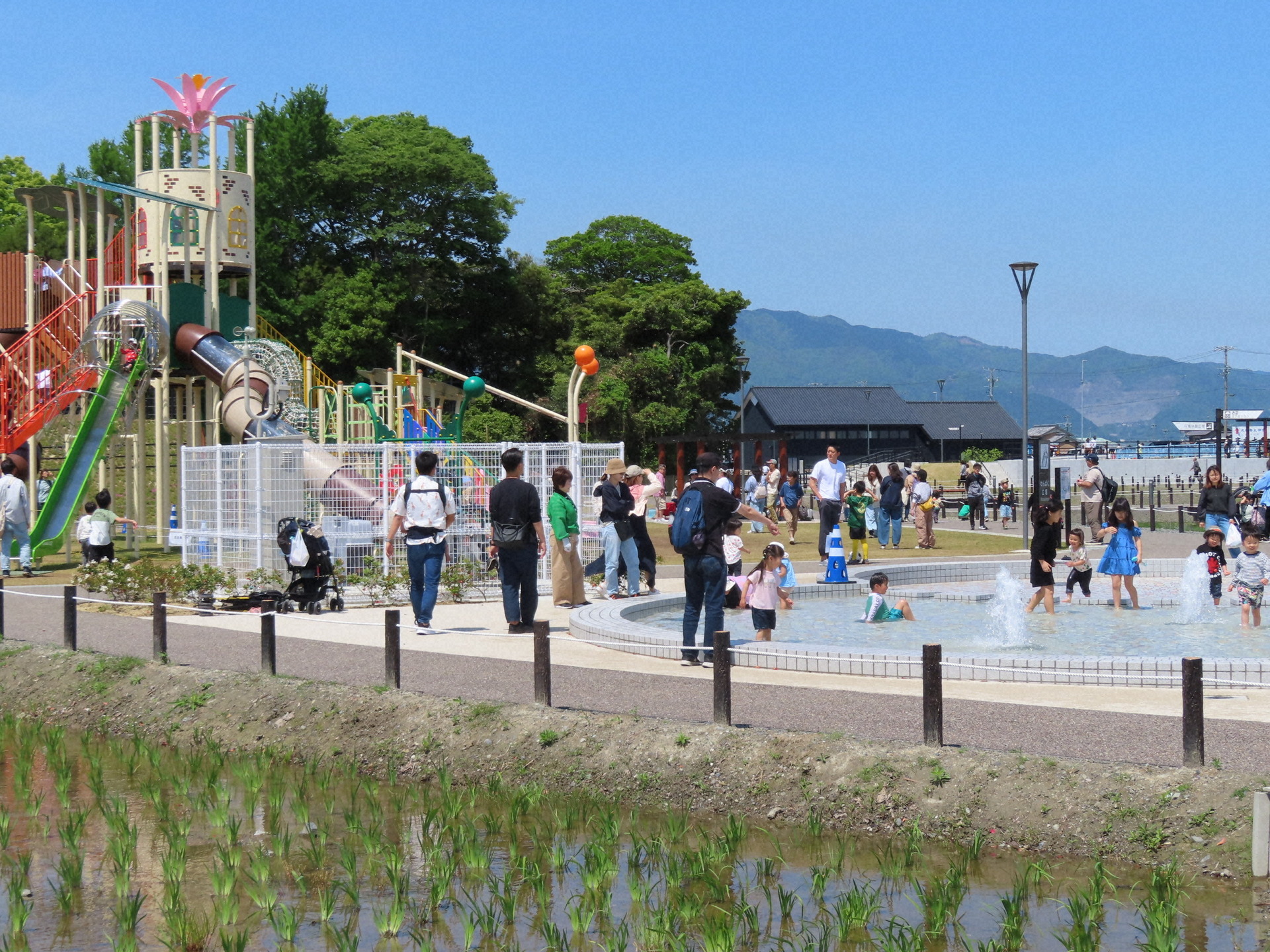 大型遊具があるわんぱく広場とじゃぶじゃぶ池