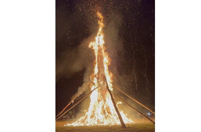 火祭りの象徴、柱松明。30㍍の火柱が夜空を焦がす