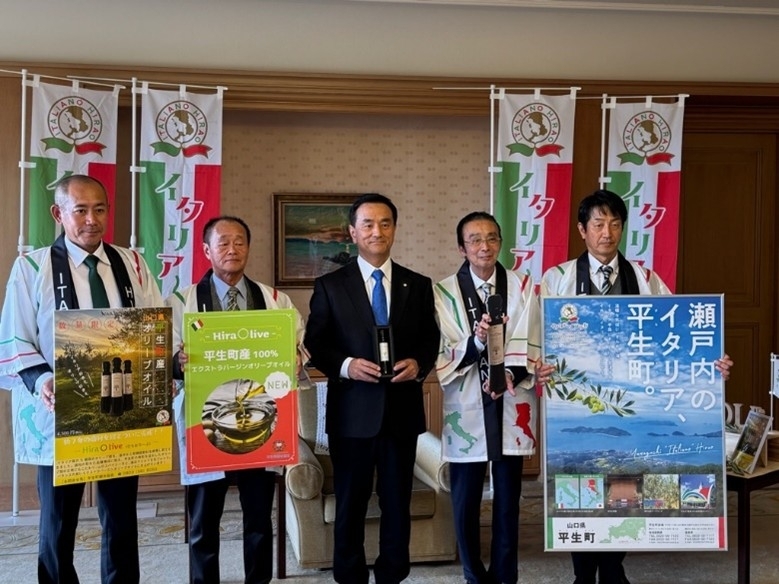 県知事への完成報告、左から山根佑介前町地域おこし協力隊員、森脇弘司町観光協会会長、村岡嗣政県知事、浅本邦裕町長、吉岡文博前町産業課長