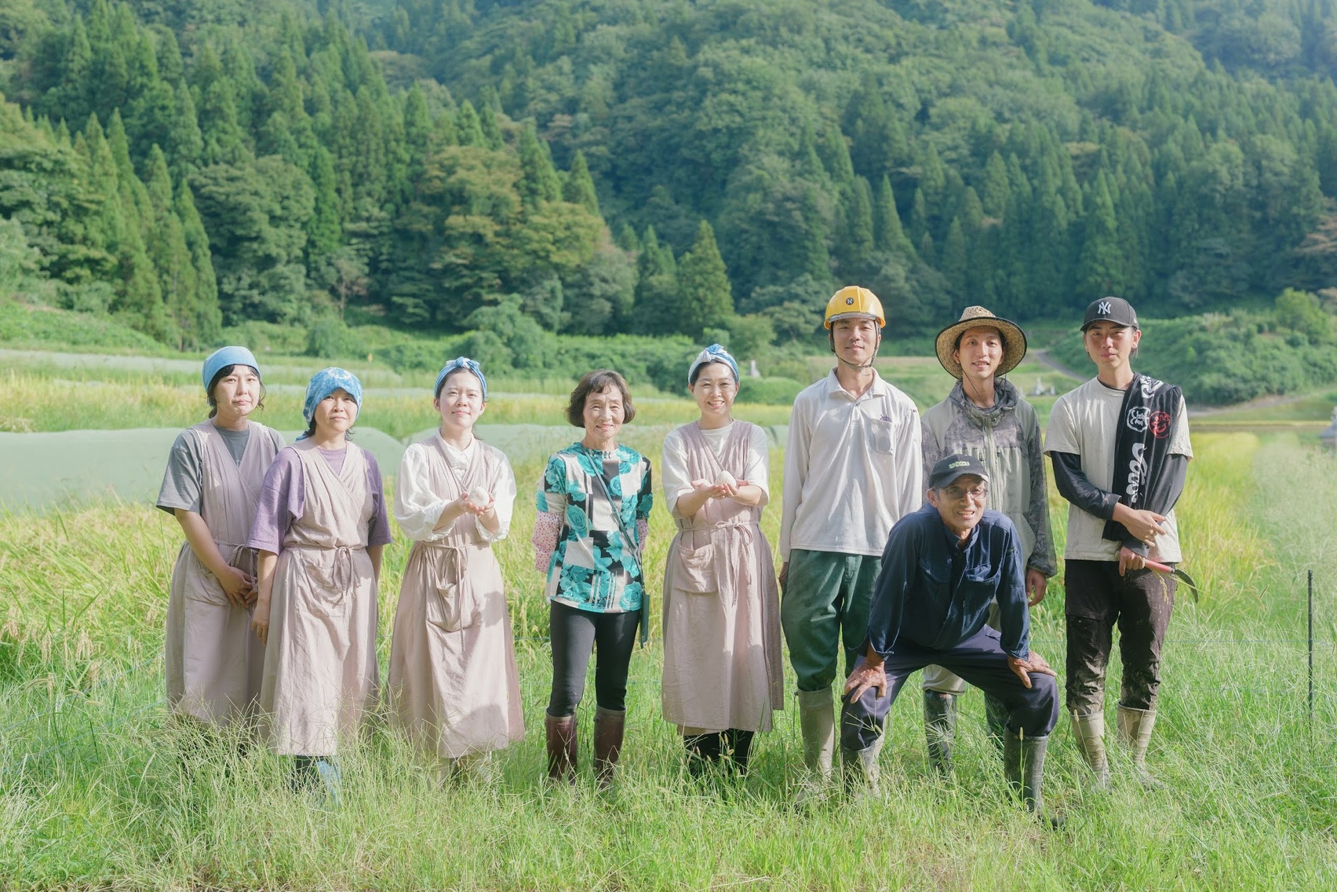 NOROSHI FARMのスタッフ。後列右から3人目が良太さん、4人目が史絵さん、5人目が髙橋農業委員