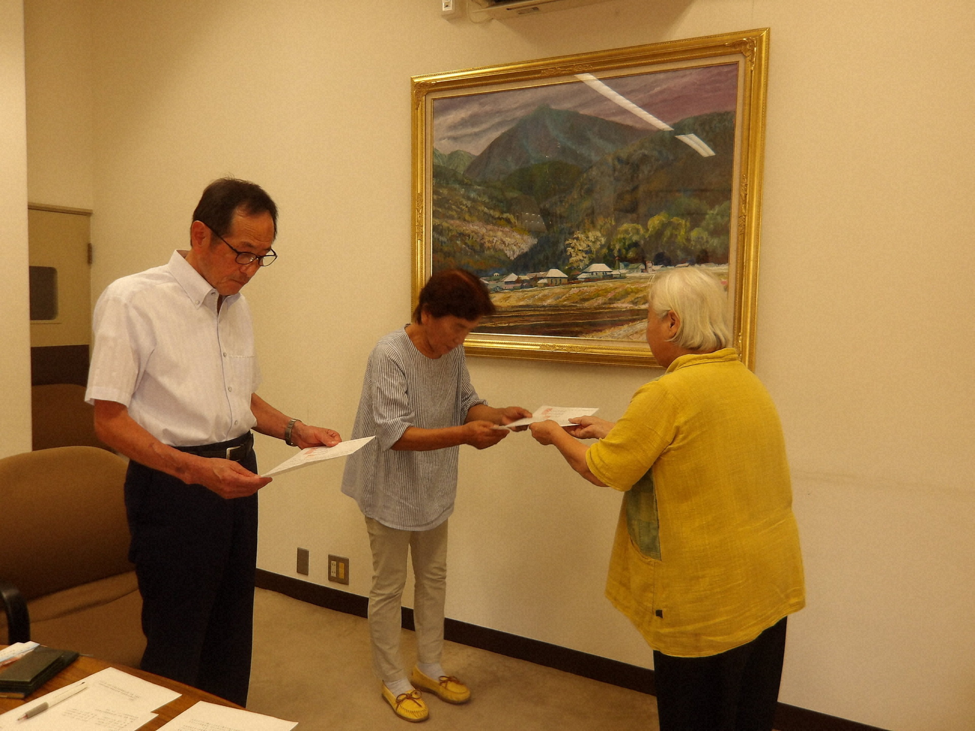 首長（左）と農業委員会会長（中央）に要請活動する杉田会長（当時）