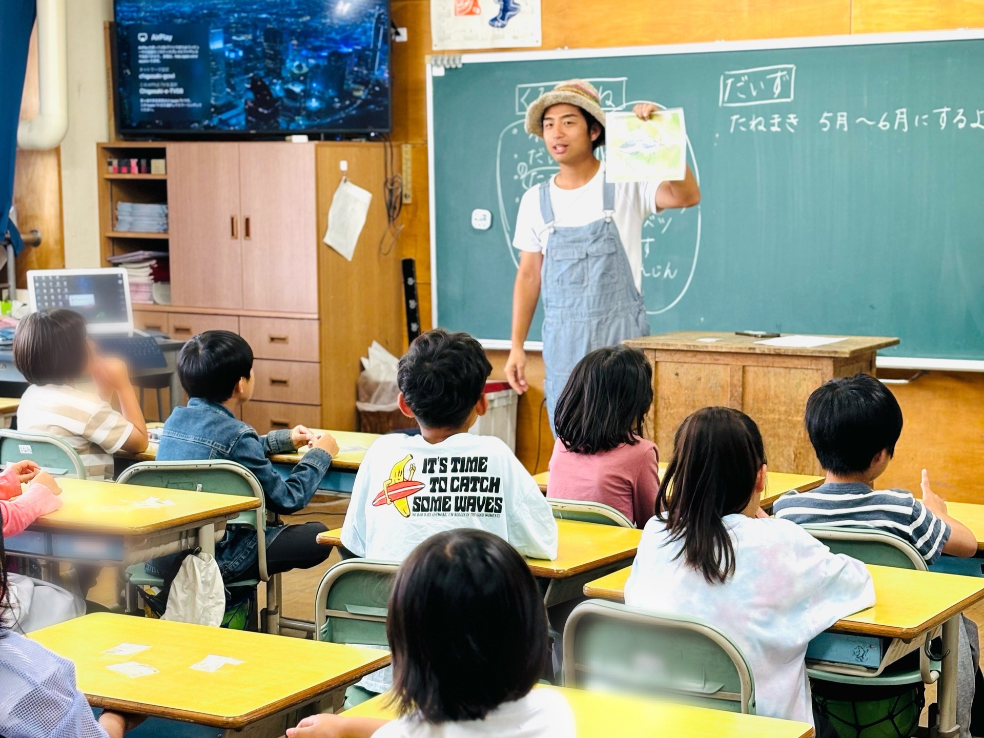 出張授業で子どもたちに話をする石井さん