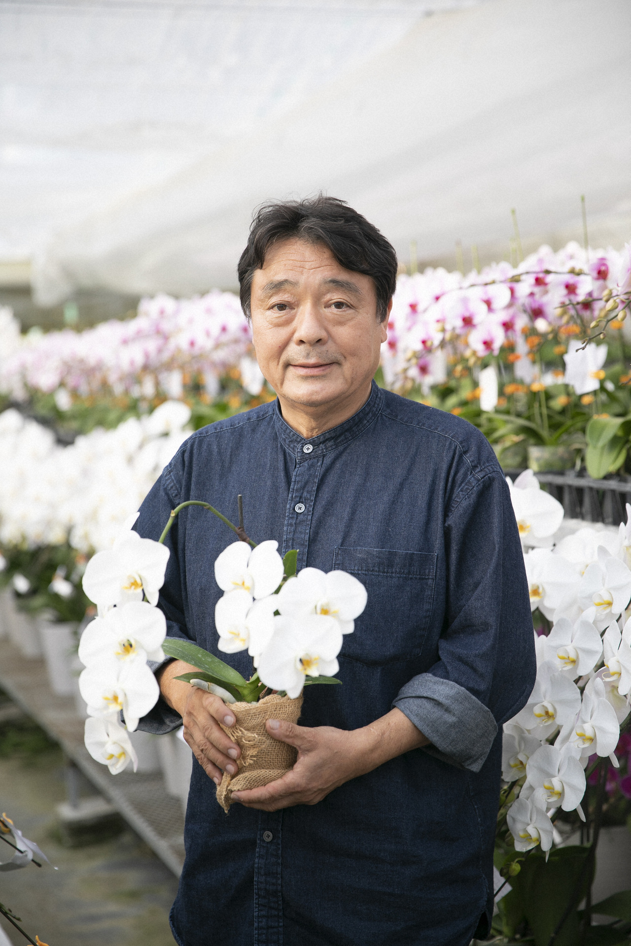 佐原社長。東京農大在学時にコチョウランの美しさに魅了された(写真は全て同社提供)