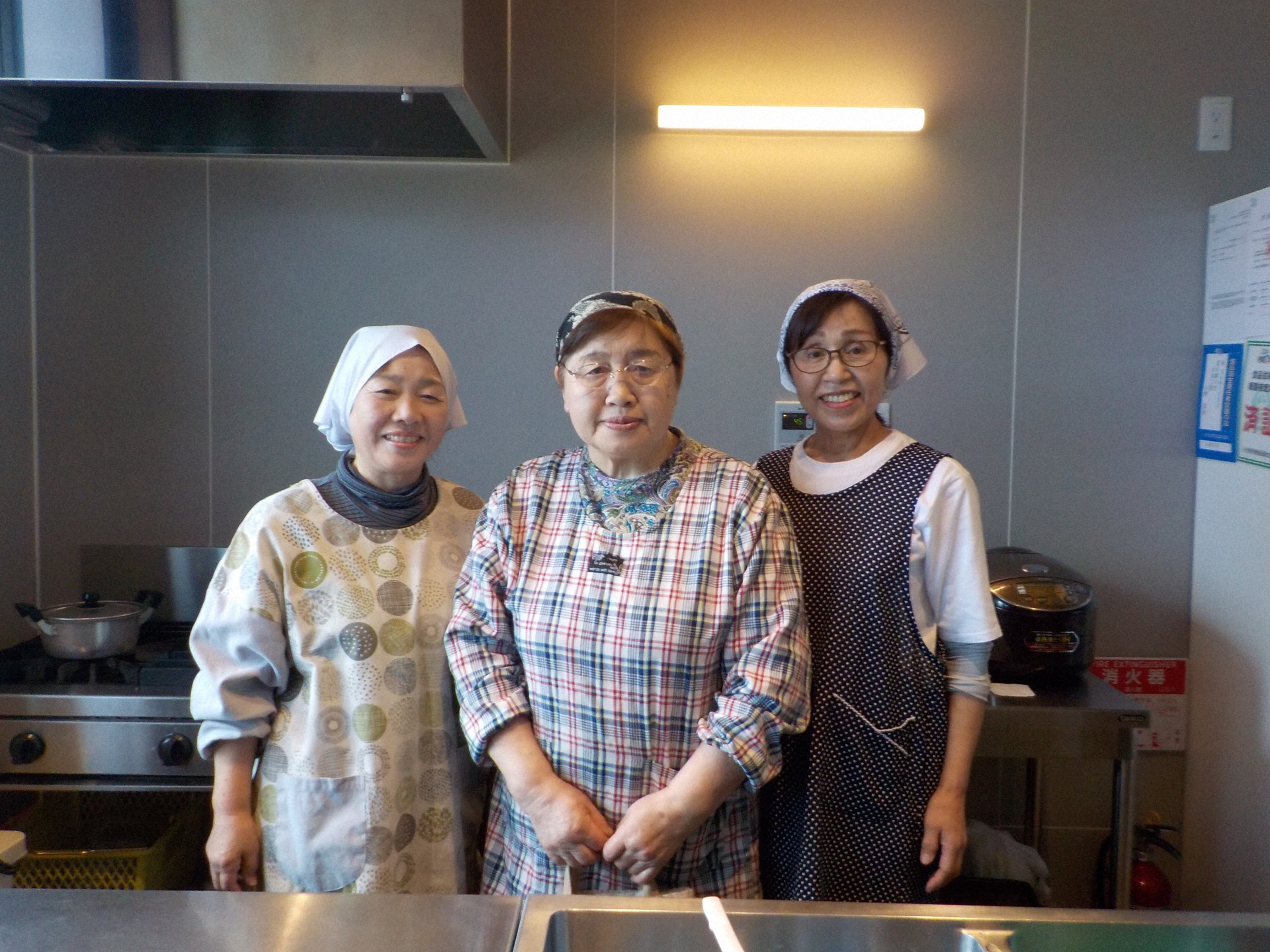 つきやのメンバー。左から宇部絵利子さん、小野寺信子さん、小野寺富士子さん