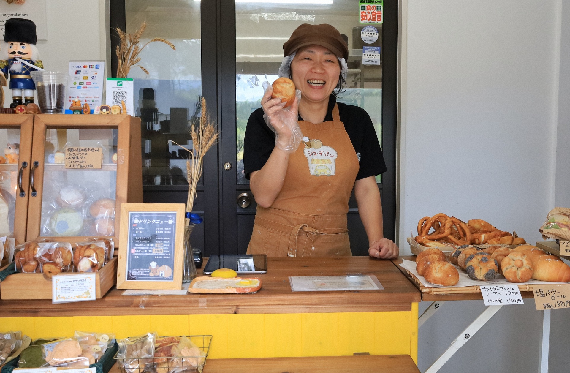「シャコ・デ・パン」店長の田﨑愛さん。店内にはパンの他に焼き菓子も並ぶ。