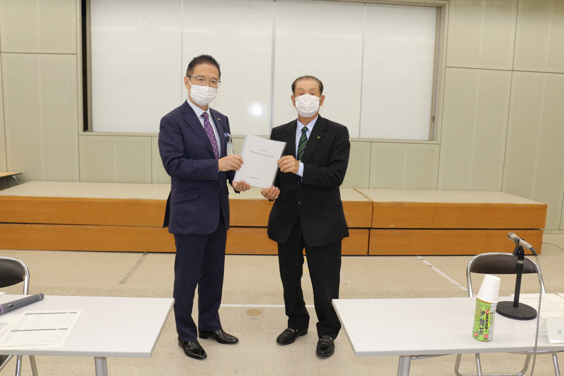 地域別事業推進会議で取りまとめた意見を前葉市長（左）に手渡す喜多会長