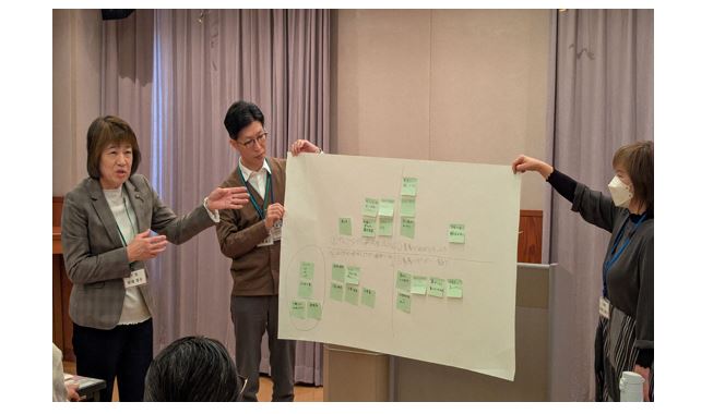 意見交換した結果を発表する女性の農業者たち