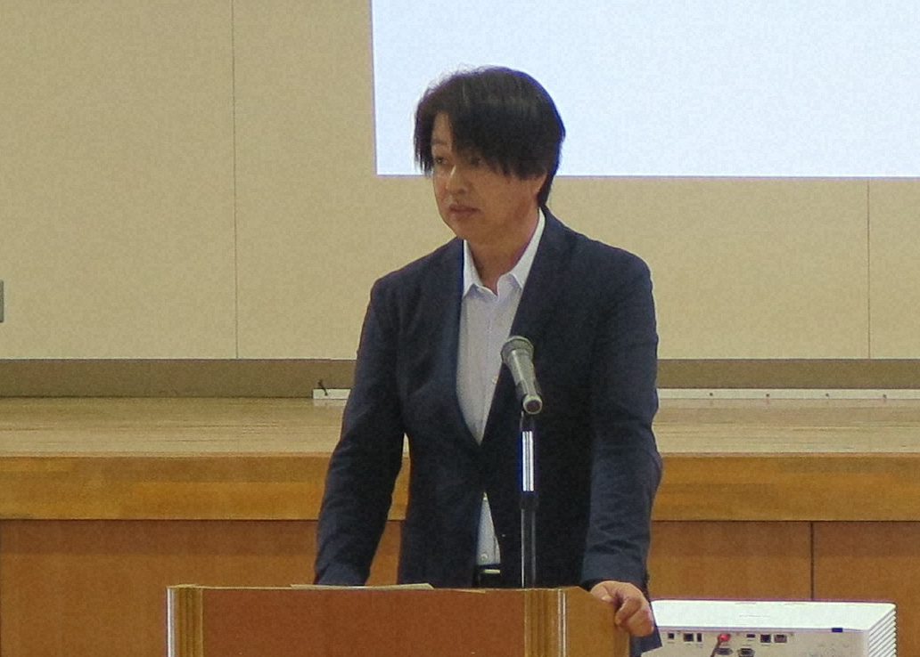 あいさつする吉田会長