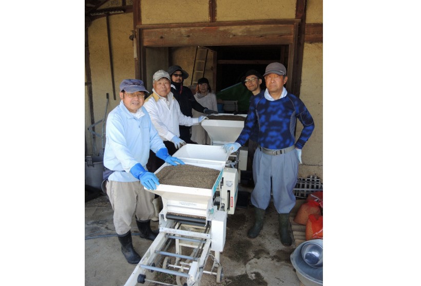 播種作業に臨む諏訪のメンバー